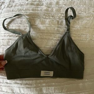 HM sports bra. Removable cups not included 💚